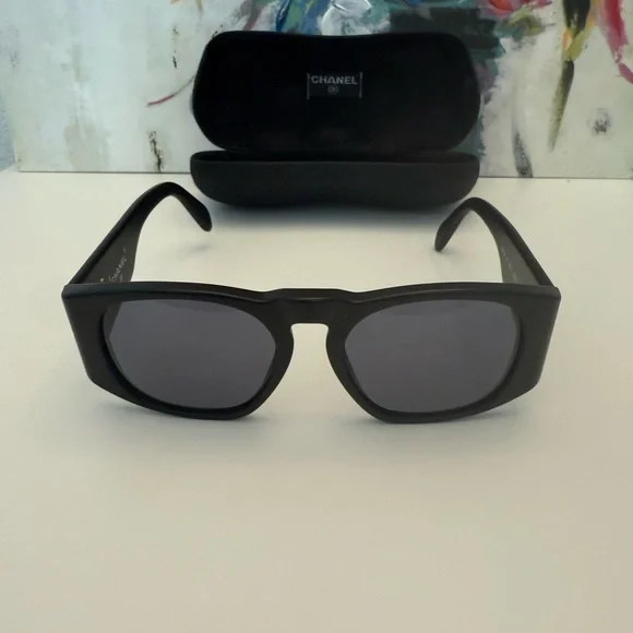 CHANEL Black Sunglasses with case - Picture 6 of 12
